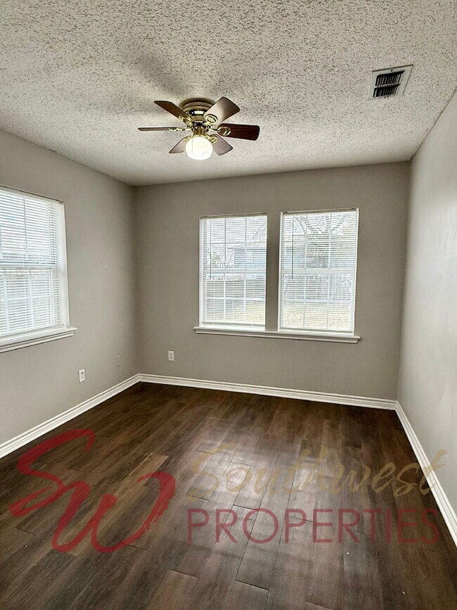 Building Photo - Charming 3 bedroom, 1 bath home