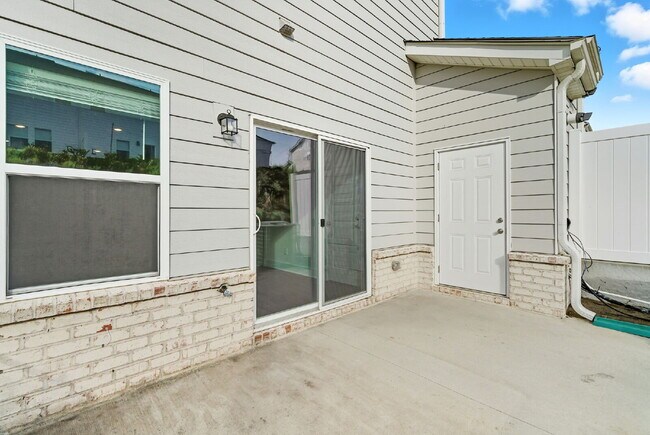 Building Photo - Modern 3 Bedroom, 2.5 Bath Townhome in luxurious Village at Chapel Green! ($2250/mo base rent***)