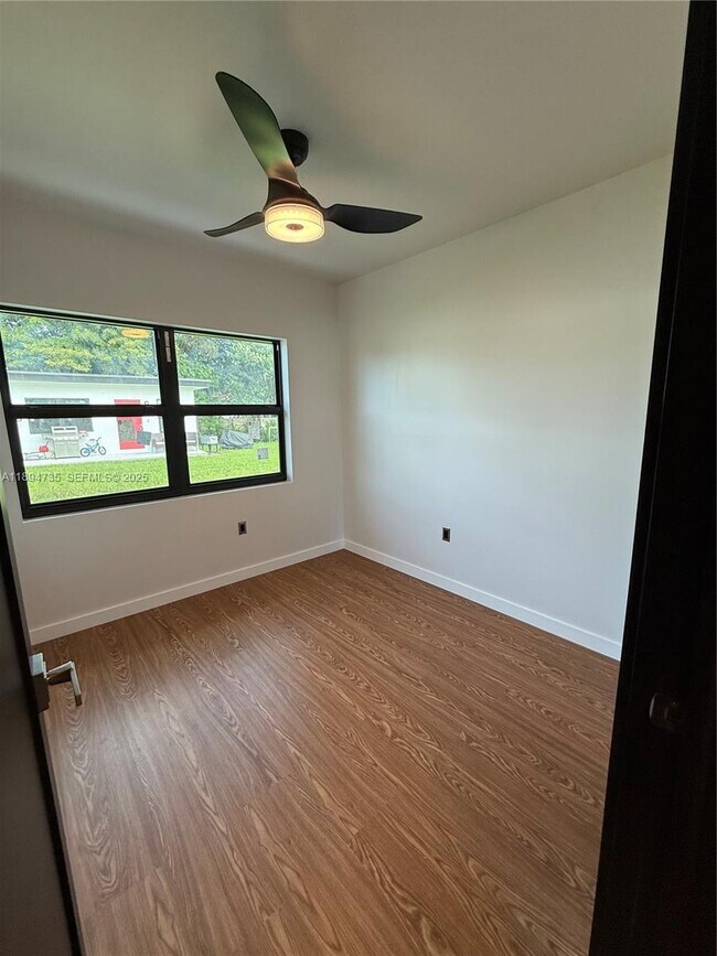 Building Photo - 512 NW 2nd Ave