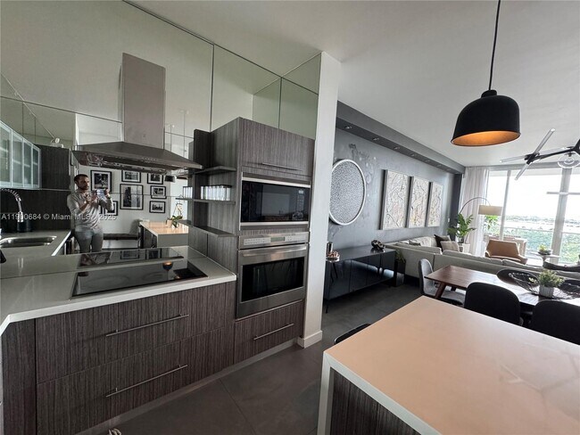 Building Photo - 2020 N Bayshore Dr