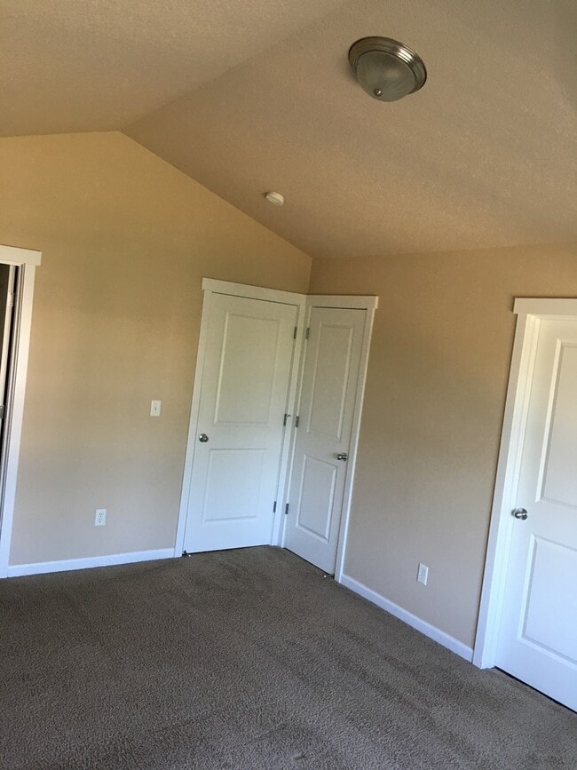 Building Photo - Craftsman Style Townhouse - 3 bedroom, 2.5 bath w/ Bonus Room - Attached Double Garage