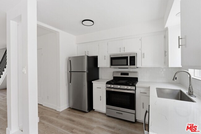 Building Photo - 825 S Detroit St