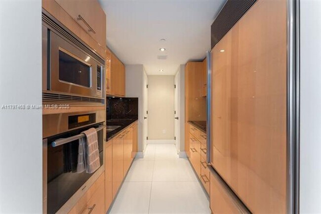 Building Photo - 6801 Collins Ave