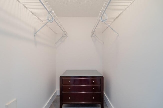 Building Photo - 800 Crestwood Ct S