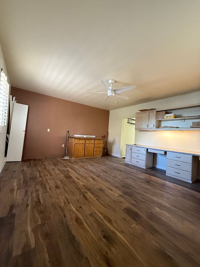 Building Photo - 3 bedroom, 3 bathroom home located in the ...