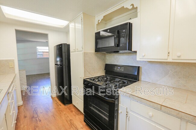 Building Photo - 1402 Lawrence Ave