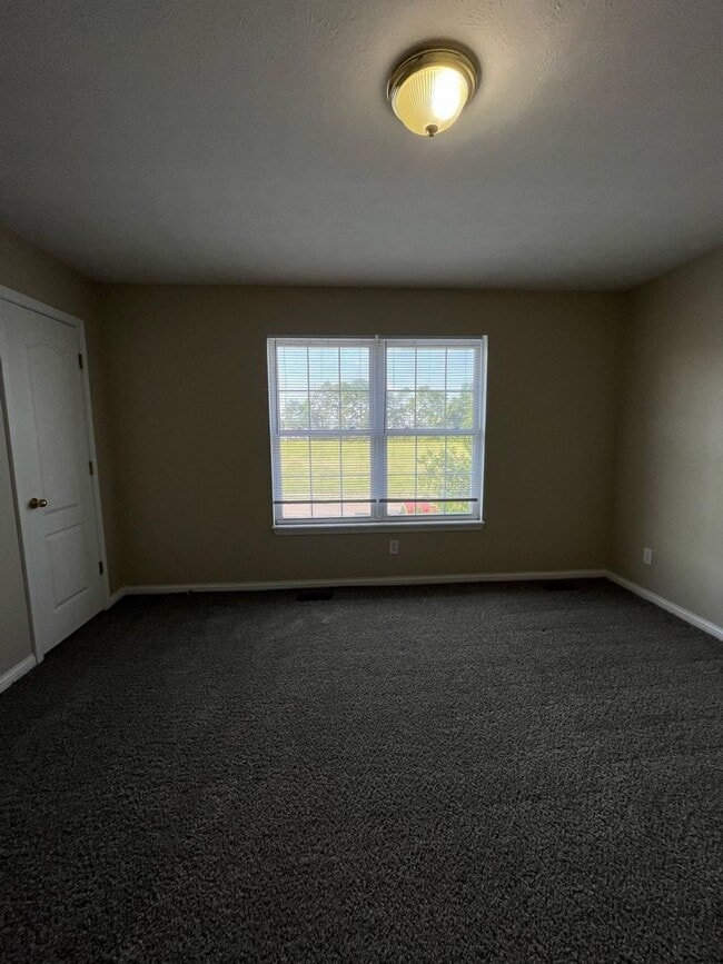 Building Photo - Two-bedroom, 1.5-bath townhouse in Nicholasville, KY