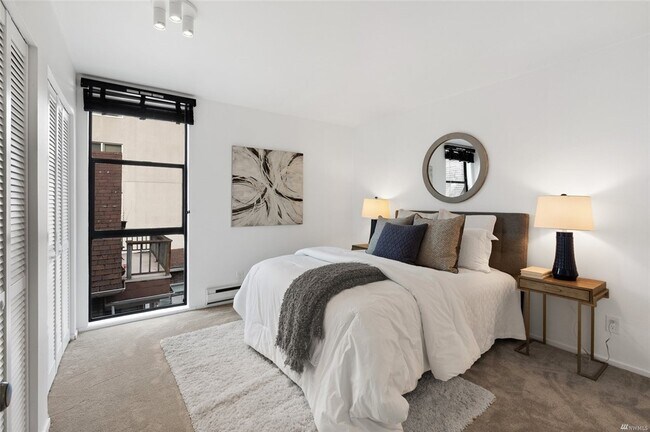 Lots of light and lots of closet space in the master bedroom - 730 Bellevue Ave E