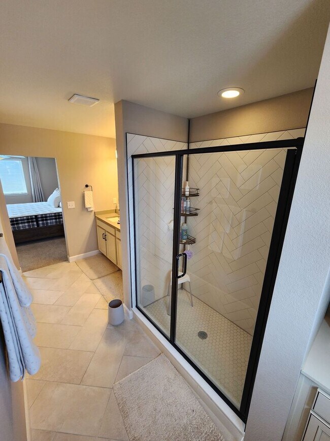 Building Photo - Stunning 4-Bed, 3-Bath Home with Modern Up...