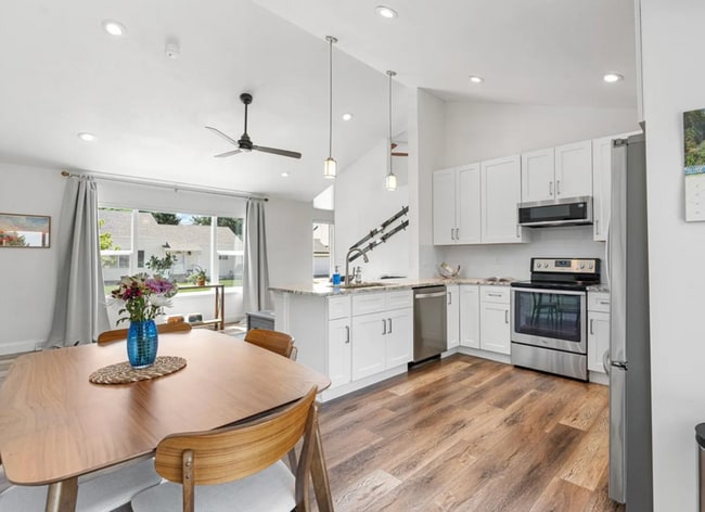Building Photo - 6604 S Dahlia Cir