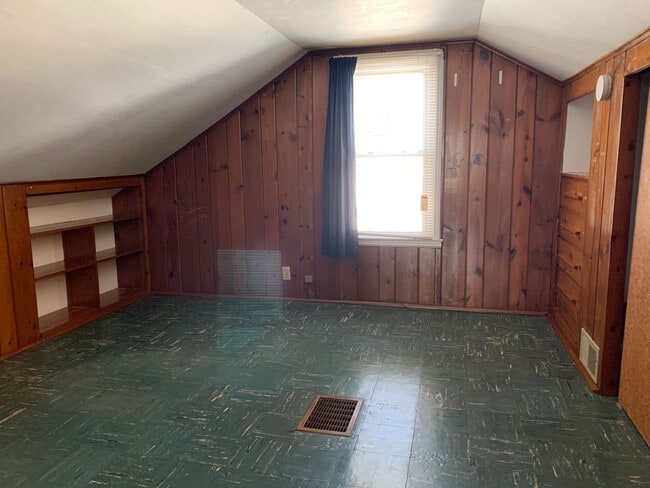 Building Photo - 4-Bed Single Family Home Available Now