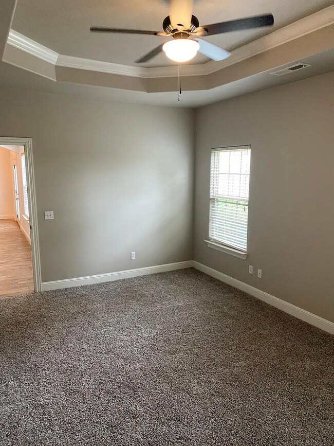 Building Photo - Available August 1st! Recently Updated 3-B...