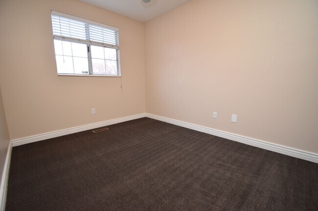 Building Photo - Spacious 5 Bed 2 Bath Home in West Jordan!