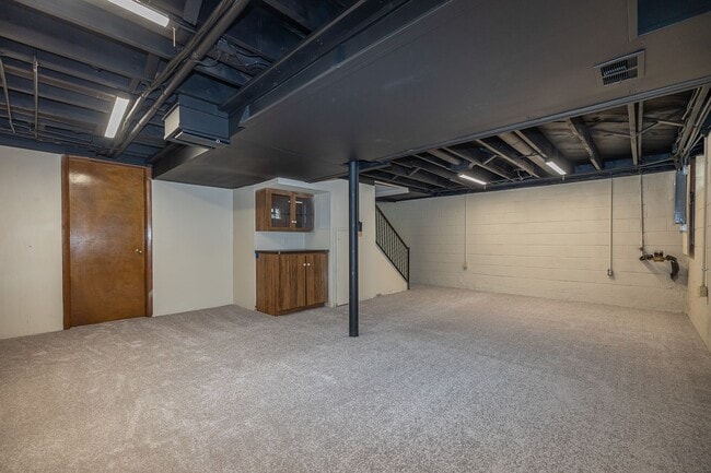 Building Photo - Newly Renovated - Spacious 4 Bedroom - 2 B...