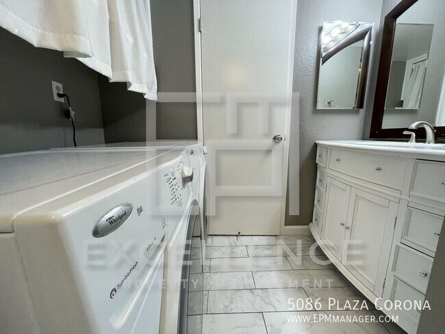 Building Photo - 5086 Plaza Corona