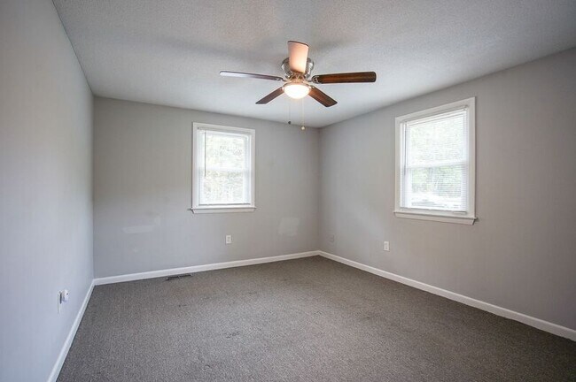 Building Photo - 1133-1135 N Westfield Street