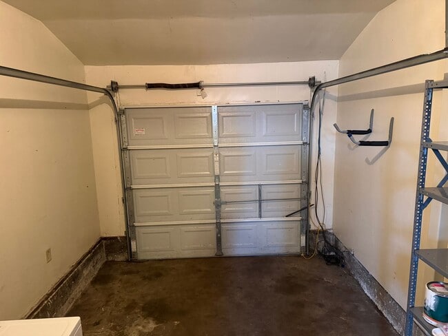 Building Photo - Updated 2 bedroom 1 bathroom house in Springfield!