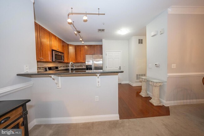 Building Photo - 300 W Elm St