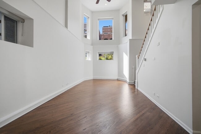 Building Photo - 626 W Buckingham Pl