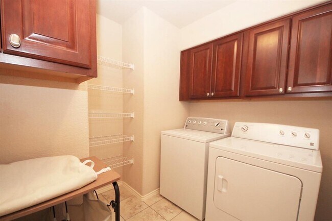 Building Photo - 1920 Golden Arrow Ave