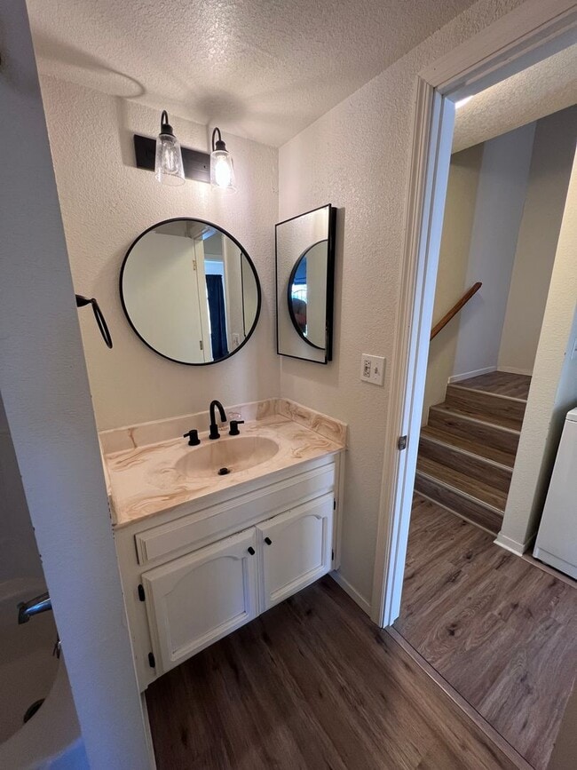 Building Photo - Charming 2-bedroom, 1.5-bathroom