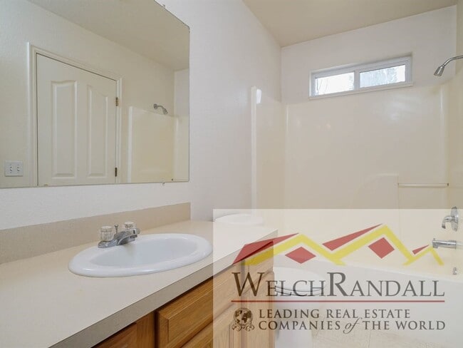 Building Photo - Beautiful 3 Bed 1.5 Bath Townhome in Ogden