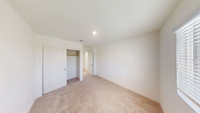 Building Photo - Beautiful 3Bed 2.5Bath