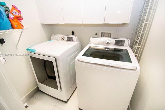 Building Photo - 6320 NW 104th Path