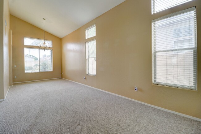 Building Photo - Lovely Fletcher Heights Rental!