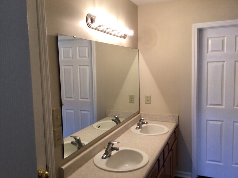 Building Photo - 2440 Tiptop Dr