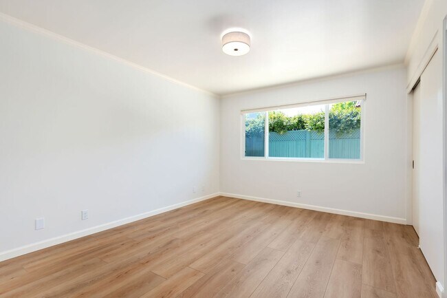 Building Photo - Beautifully redone Spanish duplex in peaceful and centrally-located Hidden Valley!