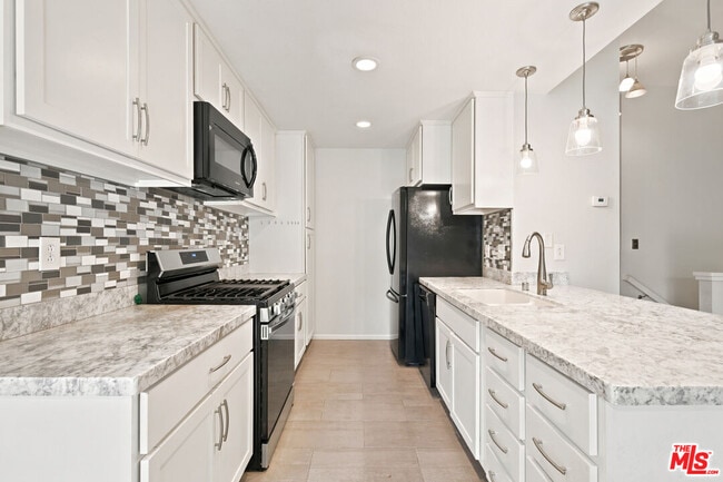 Building Photo - 13322 Maxella Ave