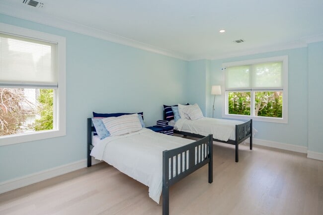 Building Photo - 74 Post Ln