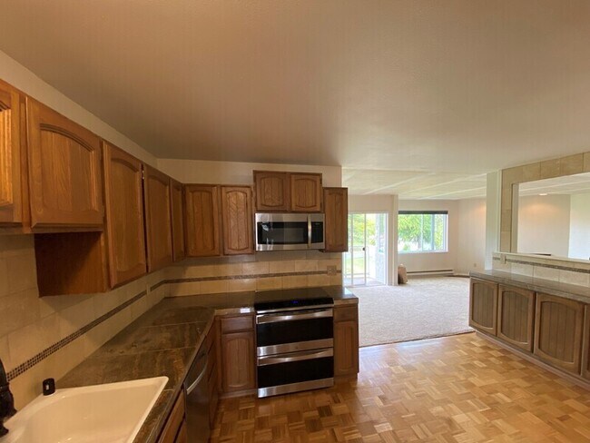 Building Photo - 9715 NE Juanita Dr