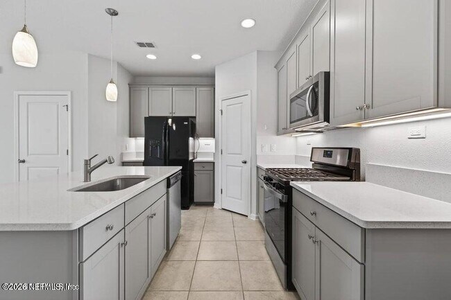 Building Photo - 260 Brandon Lks Dr