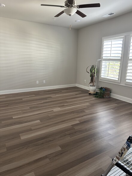 Building Photo - 805 Mackay Crk