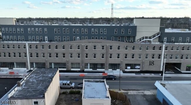 Building Photo - 18 W Main St