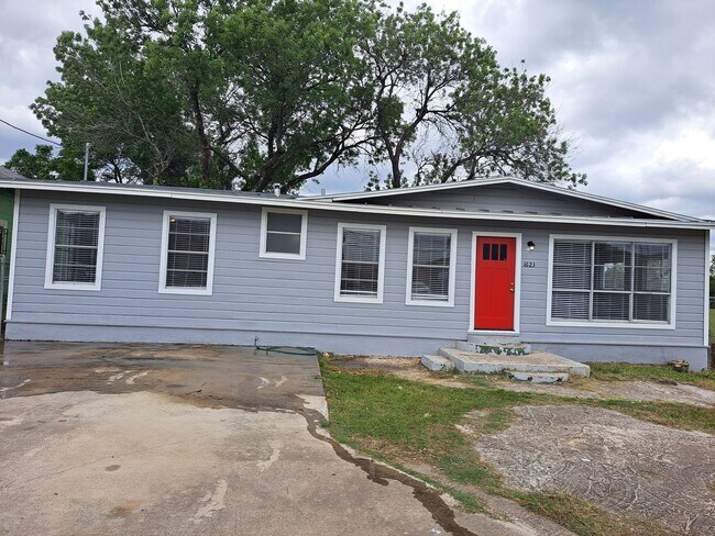 Primary Photo - Stylish 4BR/2BA Home Near Port San Antonio...