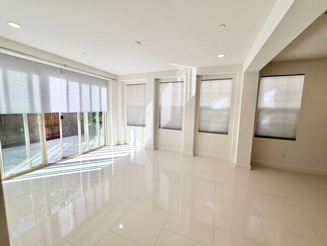 Building Photo - Gorgeous 4 bed 3 bath in the desired Portola Springs