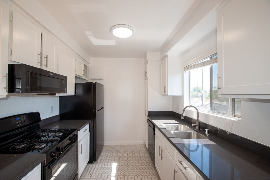 Building Photo - 4930 Whitsett Ave