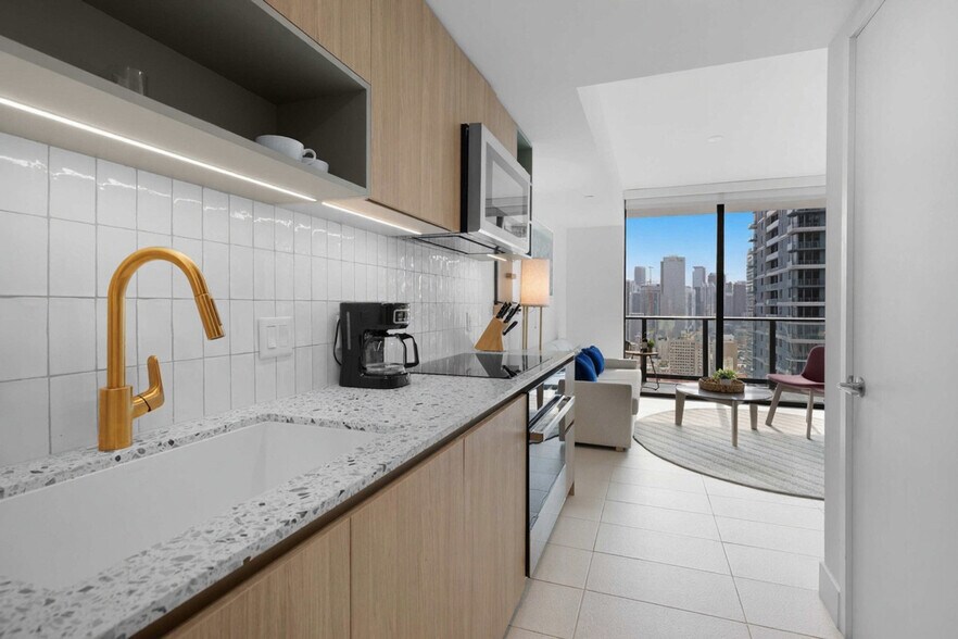 Building Photo - 601 NE 1st Ave