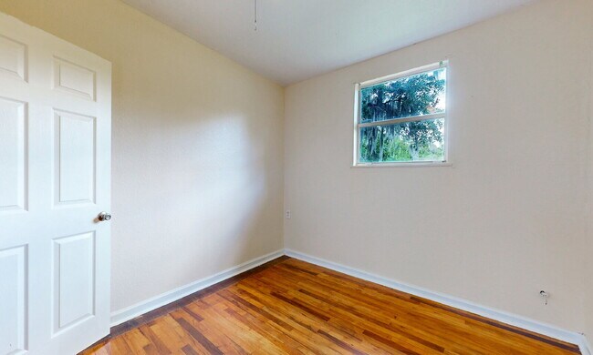 Building Photo - "Cozy 3-Bedroom Gem with a Gated Private B...