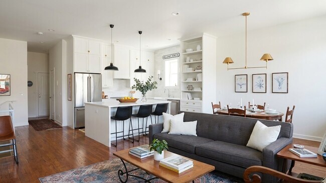 Building Photo - 2140 W Schiller St