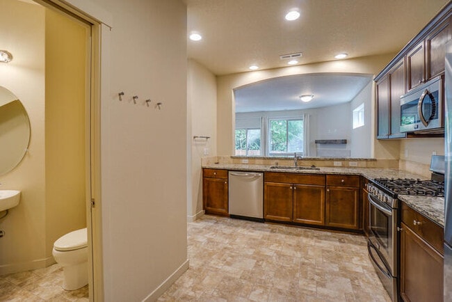 Building Photo - THREE BEDROOM HOUSE