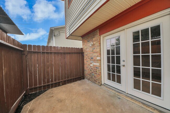 Building Photo - 10654 Hazelhurst Dr