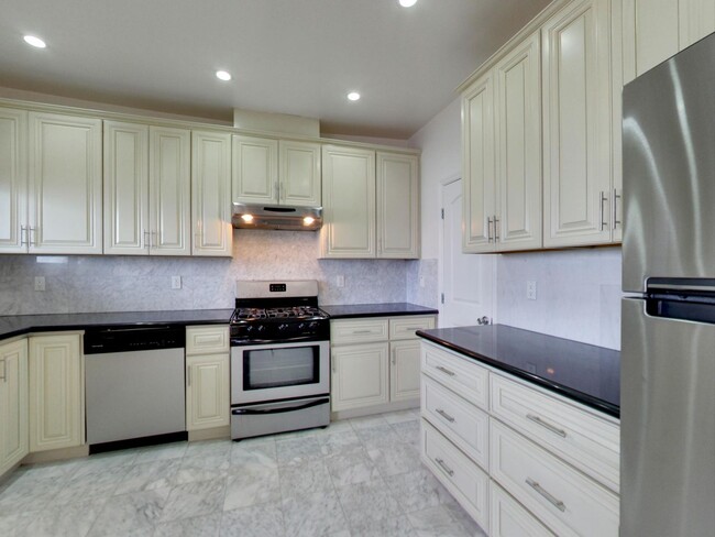 Building Photo - Remodeled 3 Bedroom in Nob Hill!!