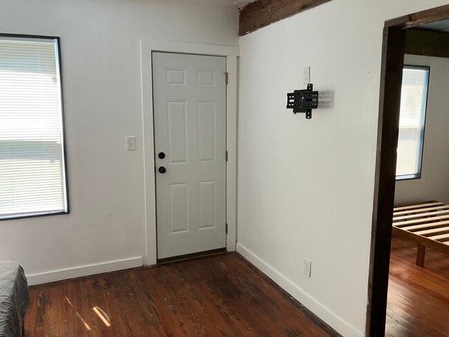 Building Photo - 1303 E 3rd St