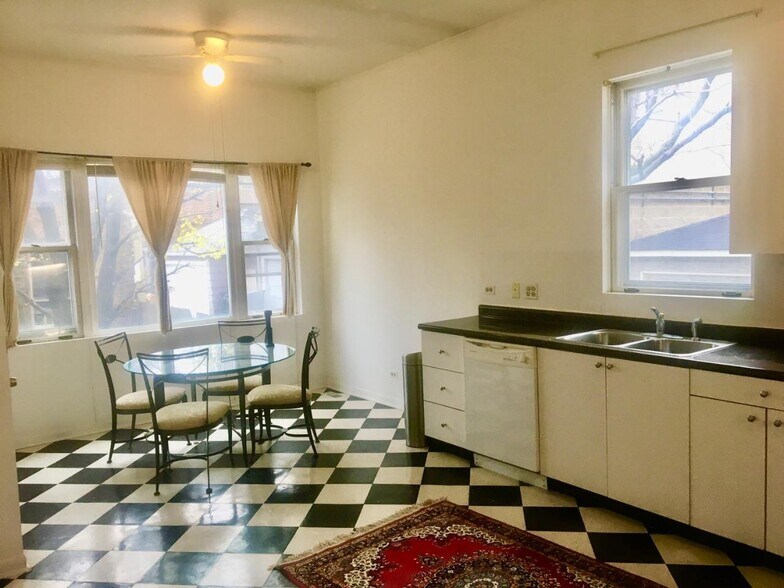Eating area with windows - 1545 Barry W Ave