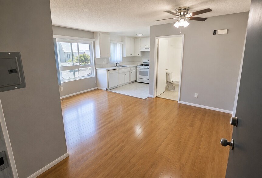 Building Photo - 4225 Inglewood Blvd