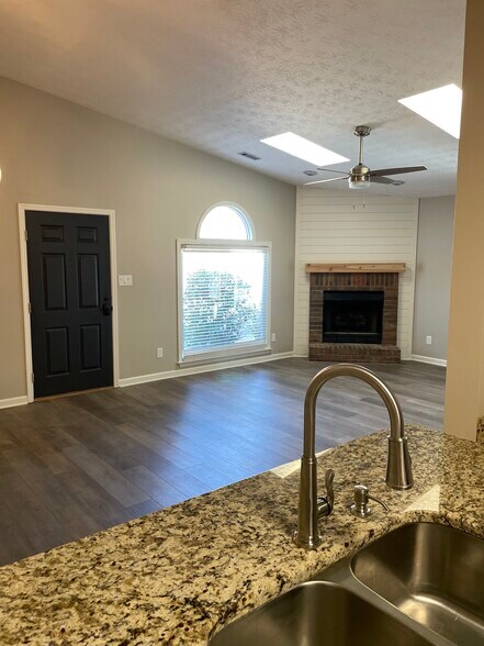 Breakfast Bar - 160 Garden Ct